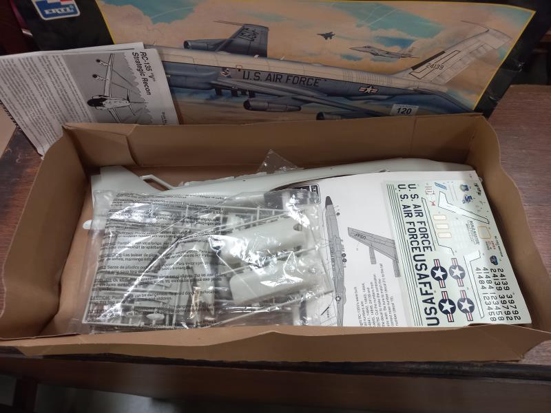 2 ERTL plastic model kits Stratotanker and strategic recon aircraft, scale 1:72 models 8956. - Image 5 of 5