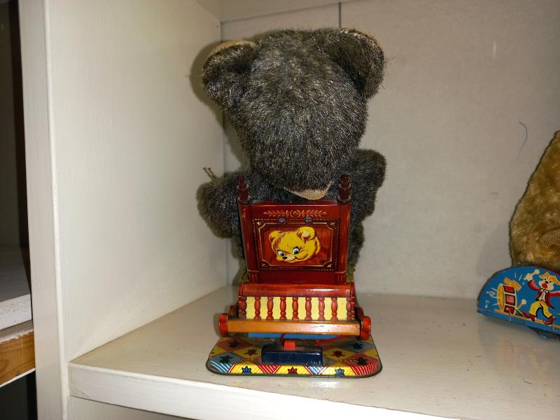 A vintage Japanese battery operated bear in tinplate rocking chair. Battery terminals corroded. - Image 4 of 5