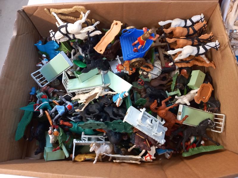 A box of Britons hospital beds etc and good selection of plastic horse figures etc - Image 3 of 3