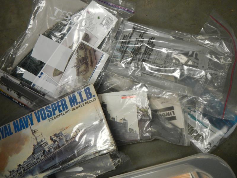 15 plastic ship model kits. No boxes or instructions and unchecked for completeness - Image 3 of 4