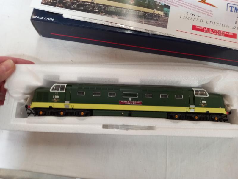 A Bachmann Branchline TMC limited edition class 55 Delta 32-525X, 32-525T, Both 172/505 - Image 5 of 5