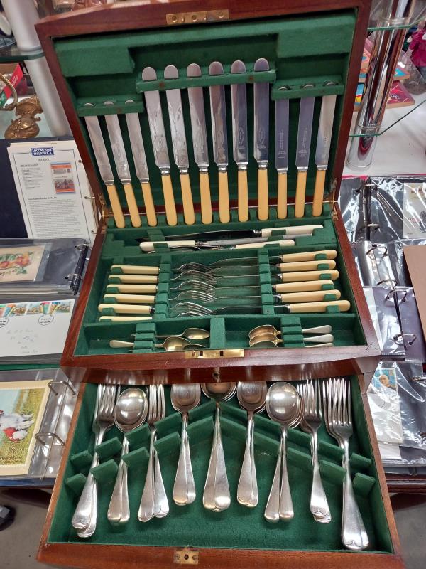 A canteen of cutlery with drawer in bottom. - Bild 5 aus 18