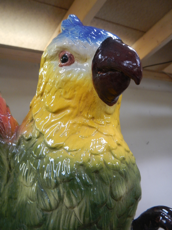 A large ceramic parrot with two feeding bowls. COLLECT ONLY. - Bild 3 aus 3