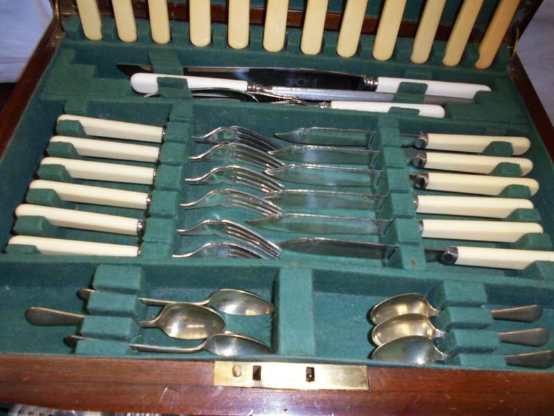 A canteen of cutlery with drawer in bottom. - Bild 3 aus 18