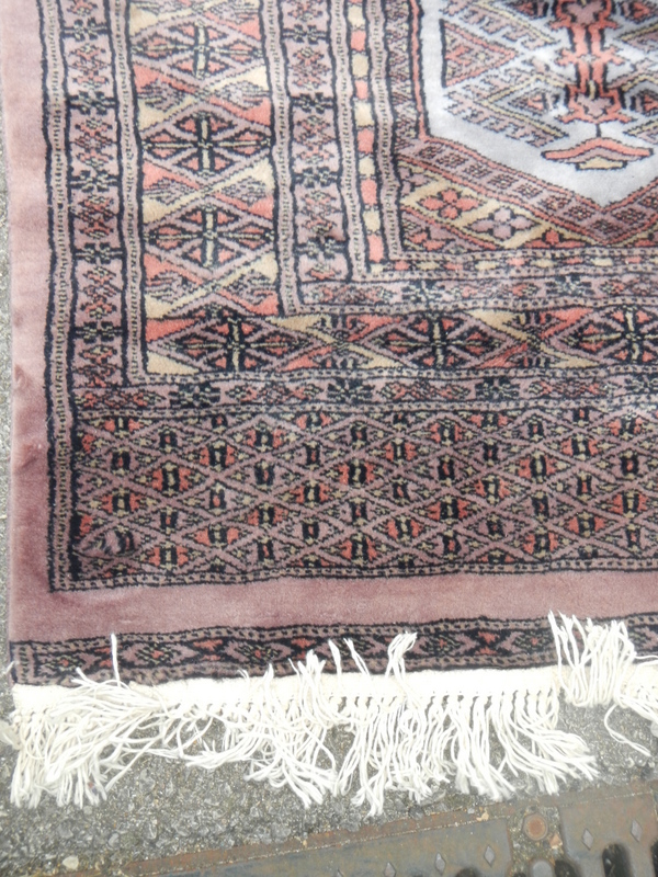 An old rug, 147 x 99 cm. - Image 3 of 6