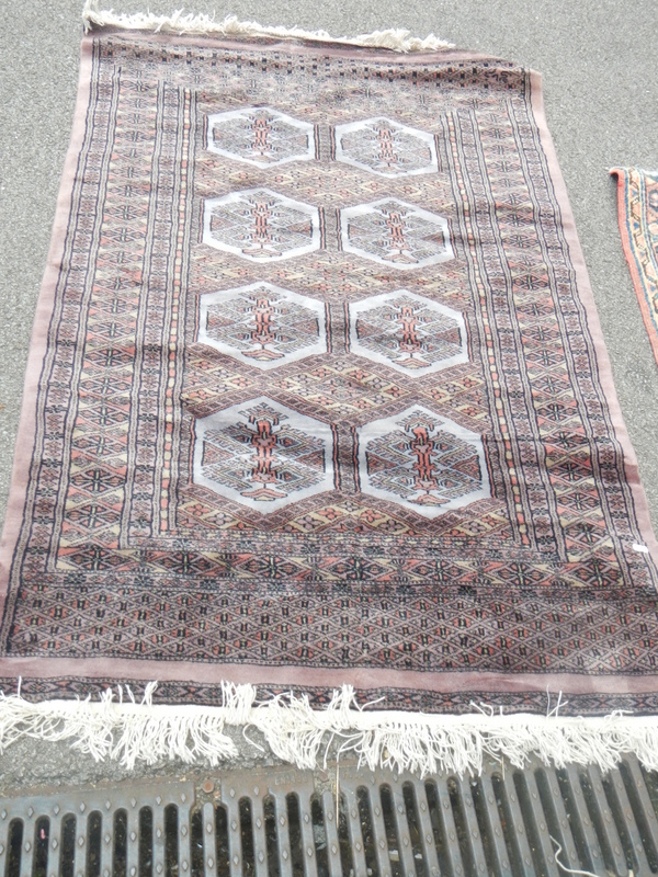 An old rug, 147 x 99 cm. - Image 2 of 6