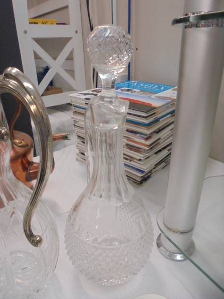 A cut glass claret jug with silver plate top (top loose) and another cut glass claret jug. - Bild 2 aus 3