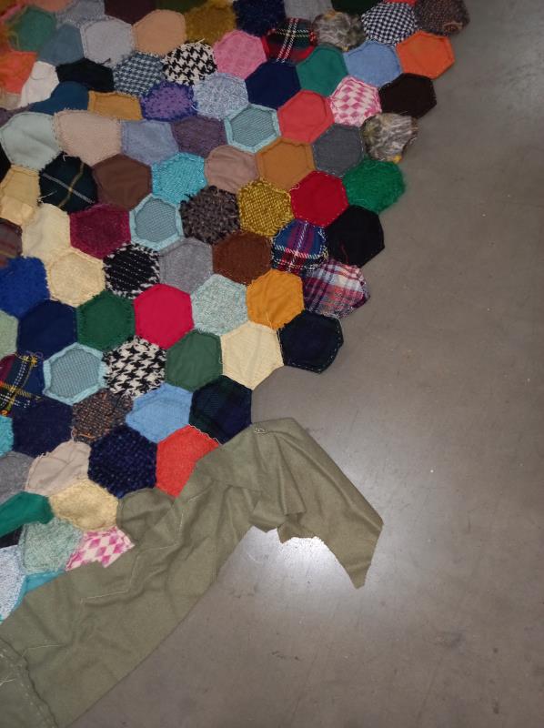 A large unfinished patchwork quilt/blanket & a large crocheted bed throw etc. - Image 5 of 7