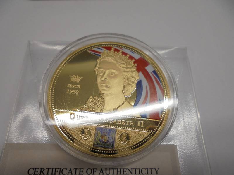 Seven Queen Elizabeth II commemorative coins. - Image 7 of 8