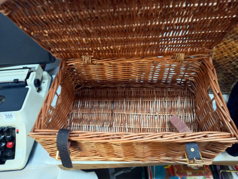 A vintage wicker picnic hamper & contents, bags & basket etc. COLLECT ONLY - Image 3 of 4