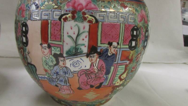 A pair of Chinese vases. - Image 2 of 5