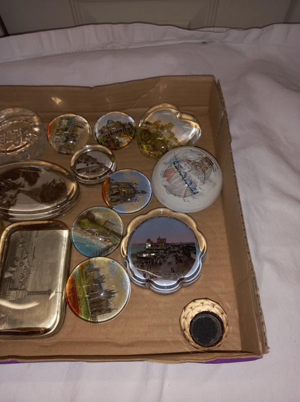 A good lot of souvenir paperweights - Image 3 of 3