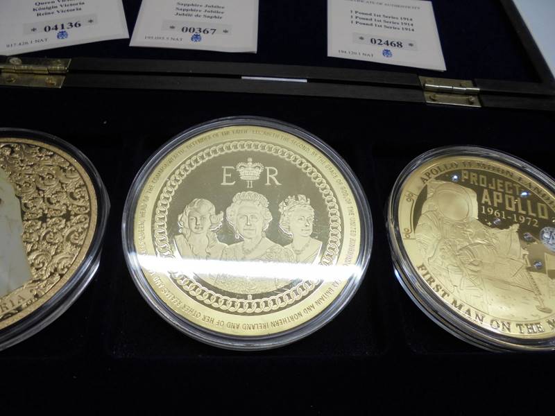 Five large coins in case - Queen Victoria, Project Apollo, £1 Treasury Note, WW1 centenary and 2017 - Image 3 of 7