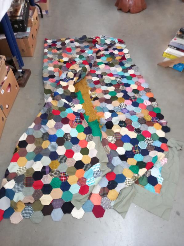 A large unfinished patchwork quilt/blanket & a large crocheted bed throw etc. - Image 4 of 7