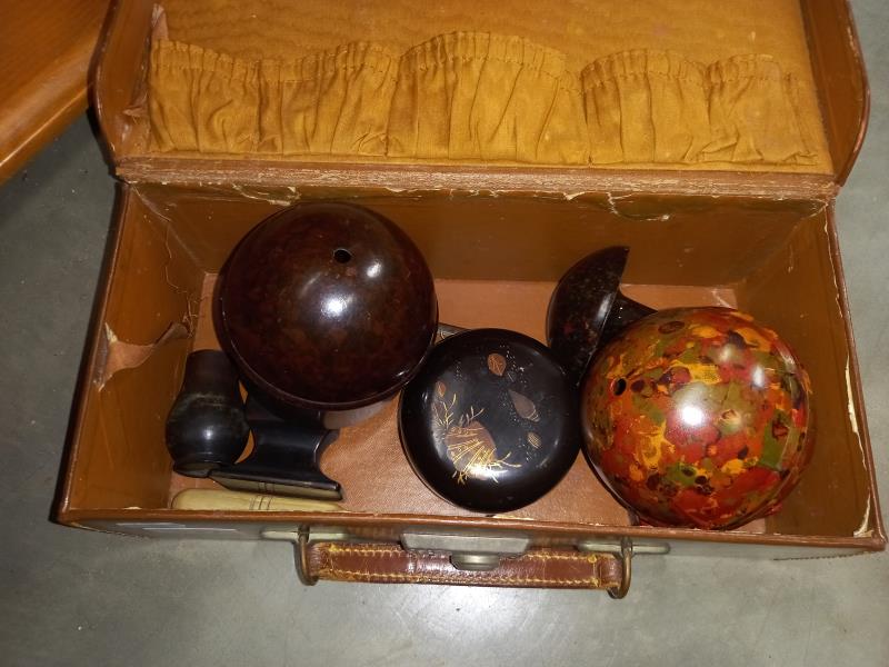 A vintage gents vanity case including Bakelite string boxes & Chinese lacquered ware etc. - Image 2 of 2