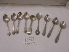 Nine silver teaspoons, 120 grams.