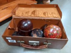 A vintage gents vanity case including Bakelite string boxes & Chinese lacquered ware etc.