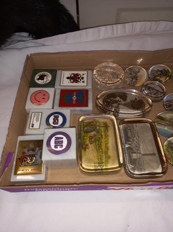 A good lot of souvenir paperweights - Image 2 of 3