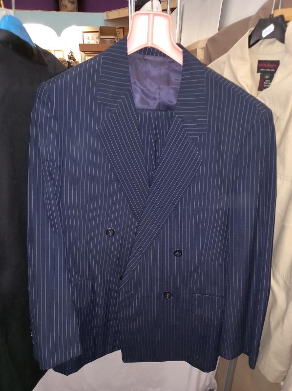 A quantity of gent's jackets including 2 suits & an Orvis shirt - Image 8 of 10