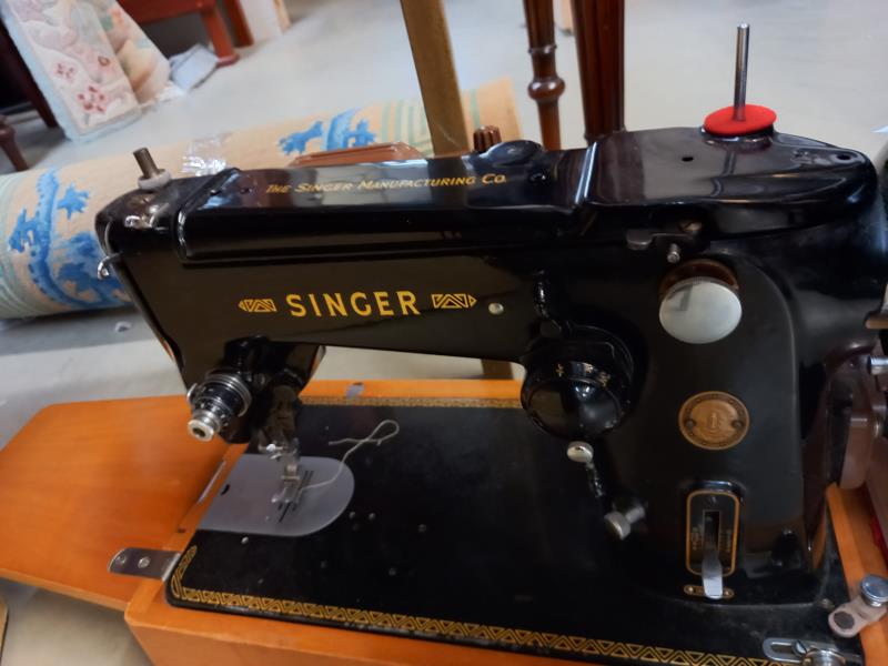 A cased electric Singer sewing machine & accessories COLLECT ONLY - Image 3 of 4