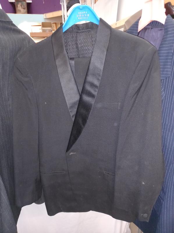 A quantity of gent's jackets including 2 suits & an Orvis shirt - Image 7 of 10