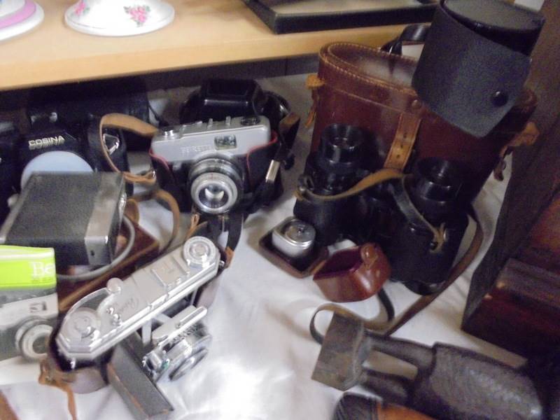 A collection of camera's, photographic accessories and binoculars. - Image 3 of 3