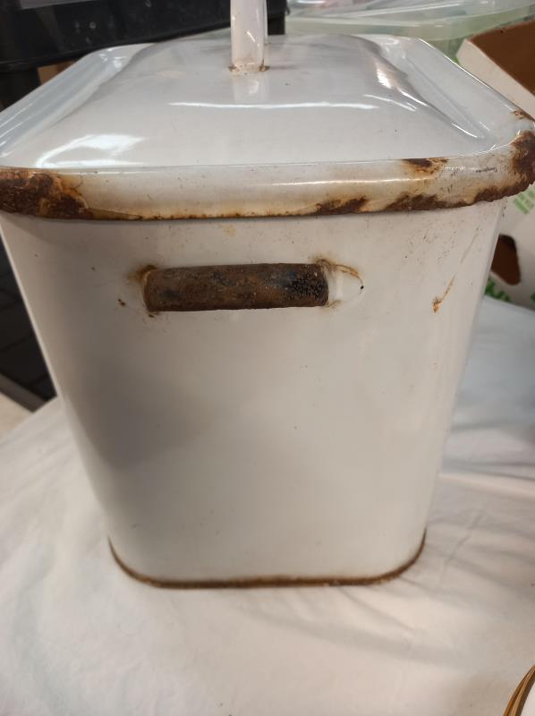 A vintage heavy enamel bread bin - Image 4 of 7