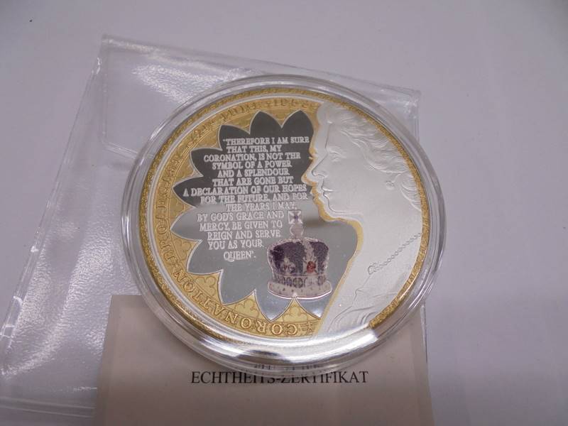 Seven Queen Elizabeth II commemorative coins. - Image 4 of 8