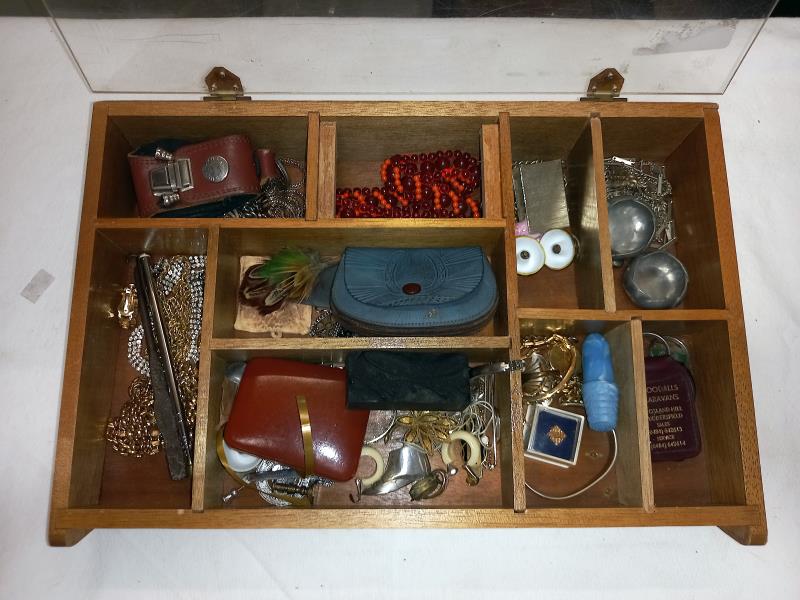 A small collectors case with contents - Image 2 of 2