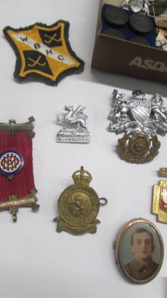 A mixed lot of assorted badges and buttons etc., - Image 4 of 6