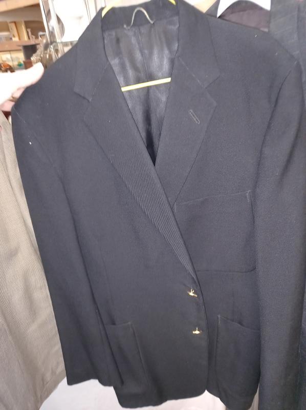 A quantity of gent's jackets including 2 suits & an Orvis shirt - Image 5 of 10