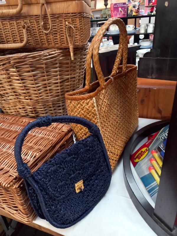 A vintage wicker picnic hamper & contents, bags & basket etc. COLLECT ONLY - Image 4 of 4
