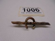 A 9ct gold horse shoe brooch, 1.7 grams.