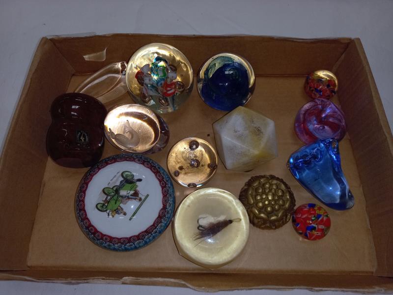 A mixed lot of paperweights - Image 2 of 2