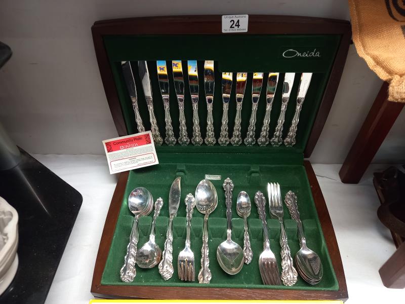 A cased Oneida community cutlery set (62 pieces)