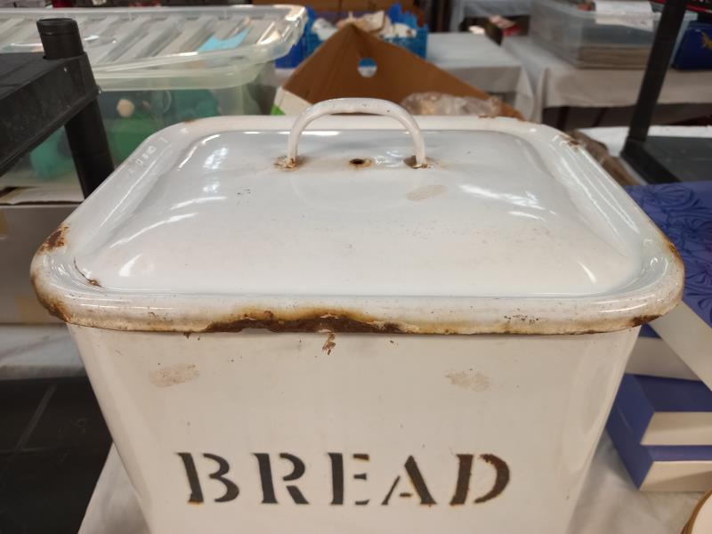 A vintage heavy enamel bread bin - Image 2 of 7