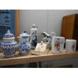 A mixed lot of collectable ceramics.