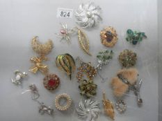 A good lot of vintage brooches.