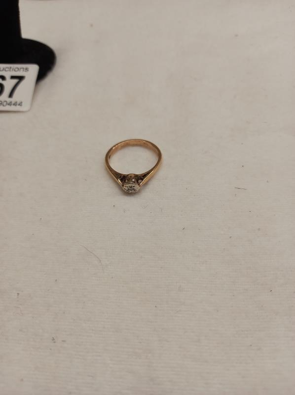 A single stone diamond ring set in 9ct gold. - Image 2 of 4