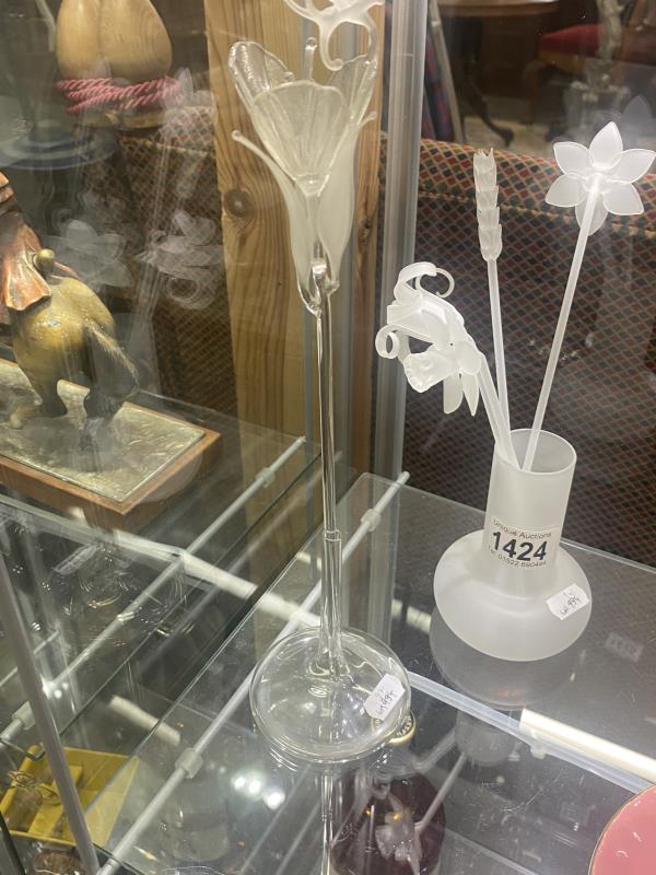 Two glass spill vases, one with four flower stems, one with a single flower and butterfly stem. - Bild 3 aus 4