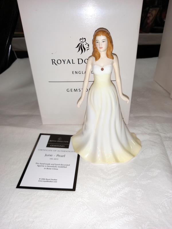 A complete set of 12 boxed Royal Doulton gemstones figures, January through to December. - Image 20 of 37