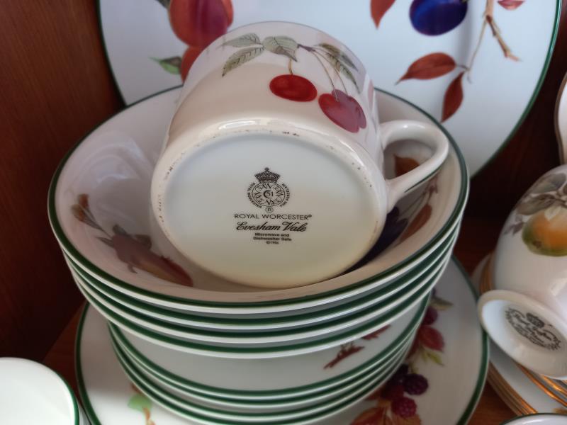A Royal Worcester Evesham vale and Royal Grafton china. - Image 3 of 5