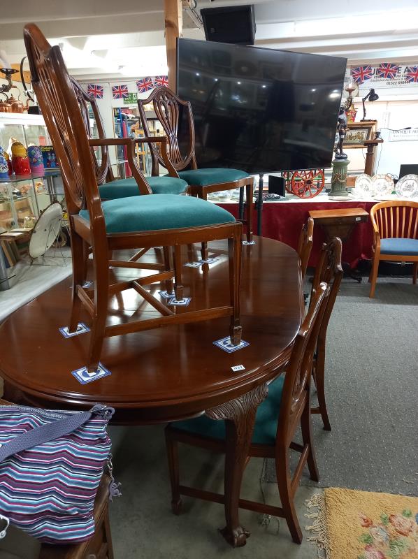 A mahogany oval extending dining table with one carver and five dining chairs, COLLECT ONLY. - Bild 2 aus 4