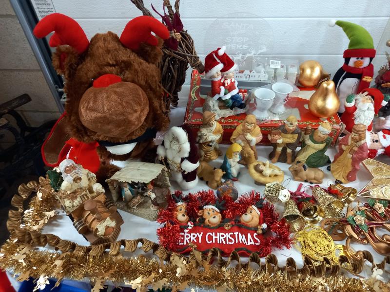 A large collection of Christmas decorations. - Image 2 of 12