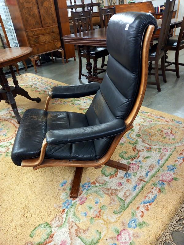 A retro Swedish model Gute-mobler Nassjo teak framed leather swivel chair. - Bild 4 aus 4