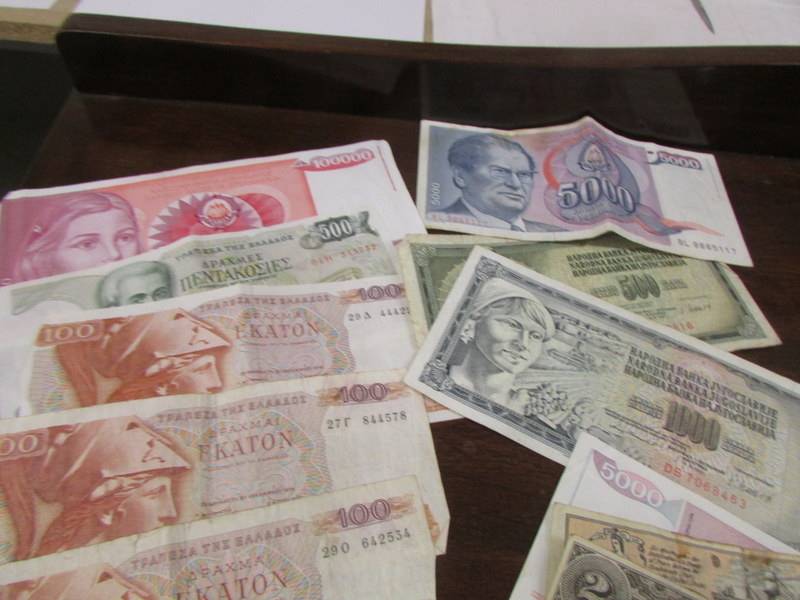 A mixed lot of world bank notes. - Image 2 of 3