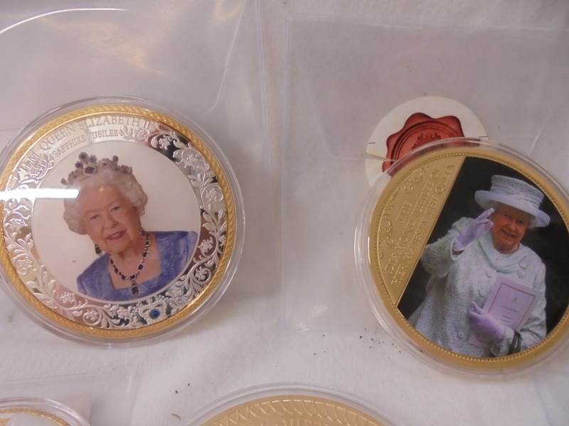 Fifteen Queen Elizabeth II commemorative coins. - Image 3 of 7