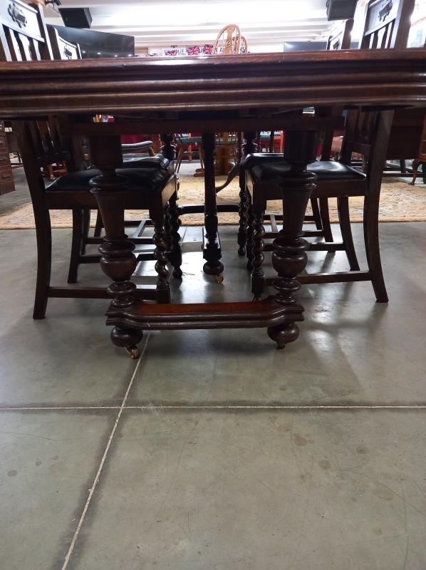 A 19/20th century French oak extending dining table with 3 leaves and a set of 4 chairs. 105cm x - Bild 2 aus 6