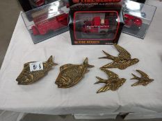 A set of 3 brass graduate bird wall ornaments and 2 fish dishes.