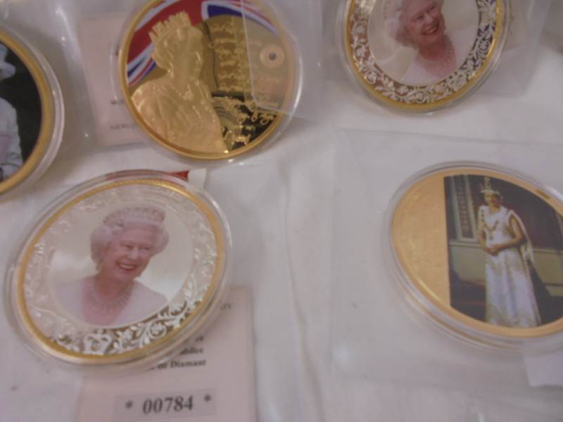 Fifteen Queen Elizabeth II commemorative coins. - Image 4 of 7